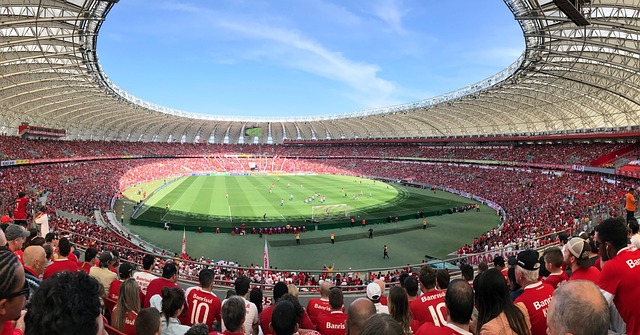 毛彪附体！四川一高校辅导员单刀面对大空门滑倒滚进球网